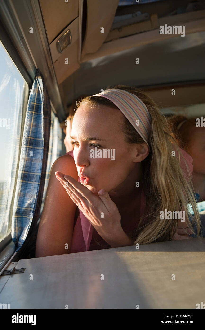 Eine junge Frau bläst einen Kuss Stockfoto