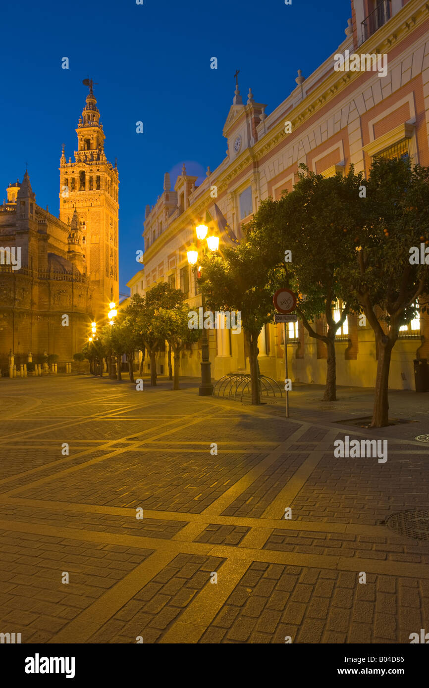 Kathedrale von Sevilla und La Giralda (Bell Tower/Minarett), ein UNESCO-Weltkulturerbe, gesehen vom Plaza del Triunfo in der Abenddämmerung Stockfoto