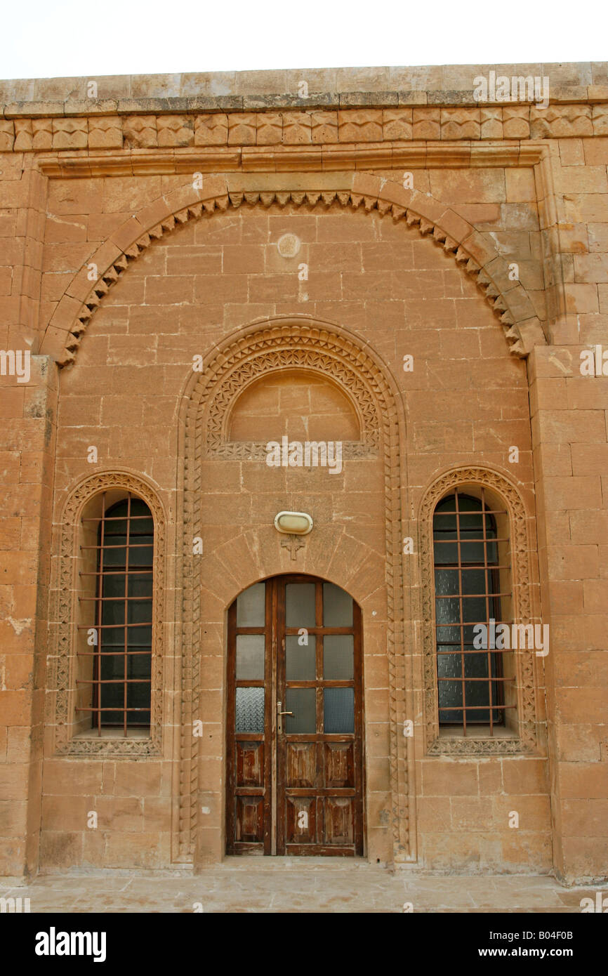 Aufwendig gearbeitete Mauerwerk auf eine obere Ebene Tür am Deyr az Zaferan Kloster in der Nähe von Mardin, Türkei Stockfoto