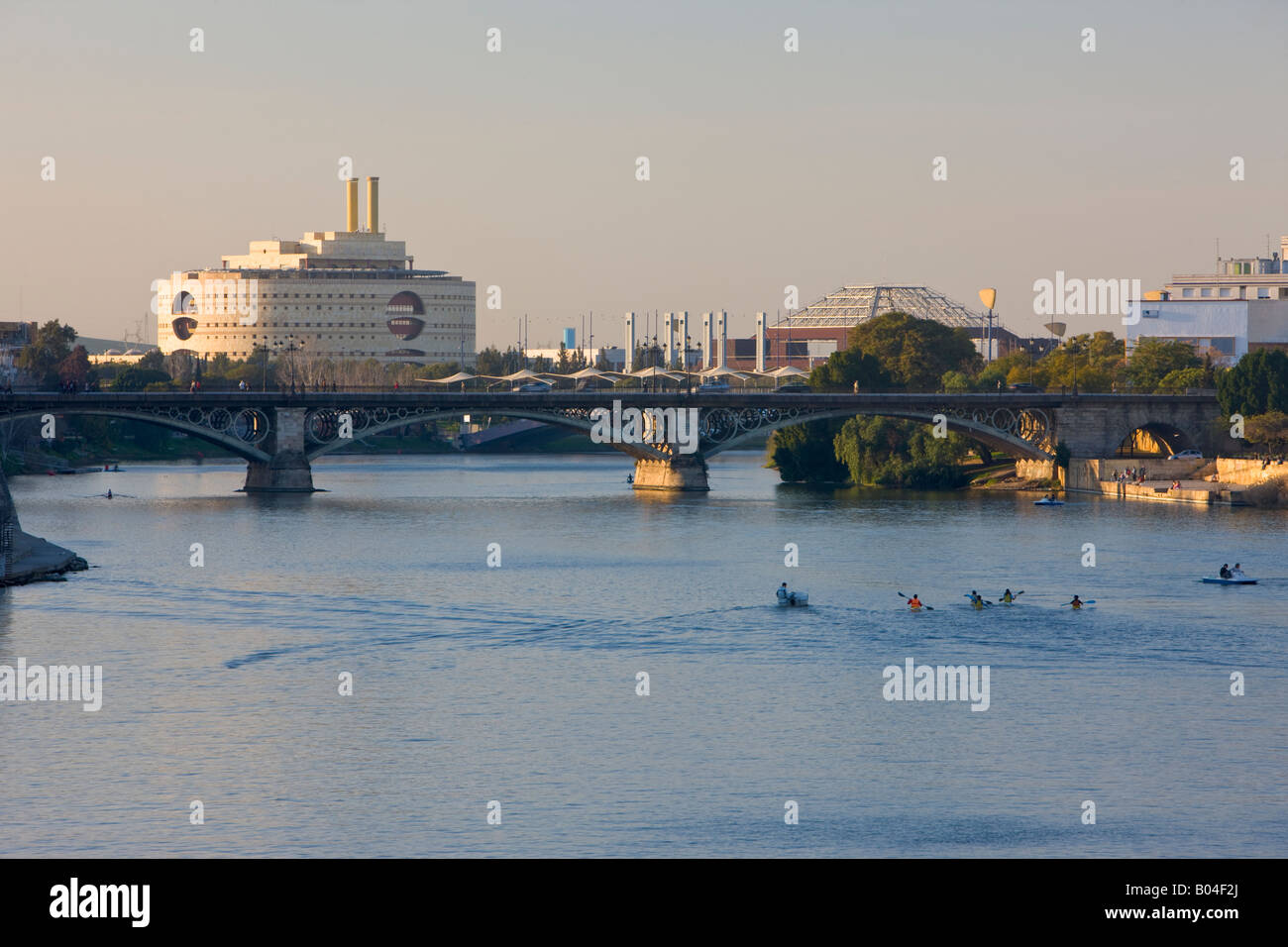 Torre Triana auf Isle De La Cartuja und Rio Guadalquivir (Fluss), Stadt von Sevilla (Sevilla), Provinz Sevilla Stockfoto
