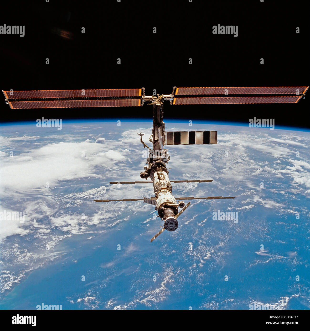 Mir-Raumstation schwebt über der Erde Stockfoto
