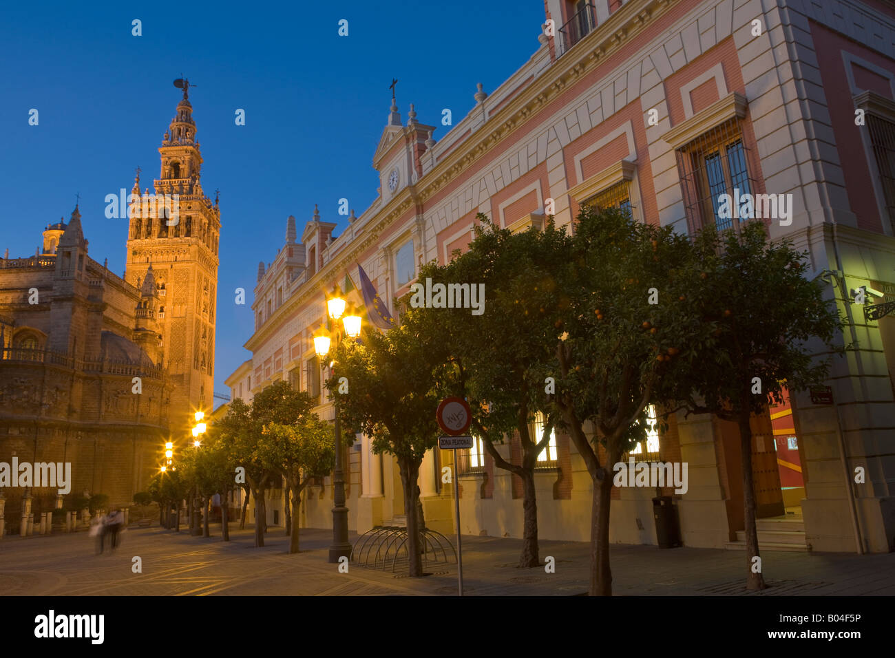 Kathedrale von Sevilla und La Giralda (Bell Tower/Minarett), ein UNESCO-Weltkulturerbe, gesehen vom Plaza del Triunfo in der Abenddämmerung Stockfoto