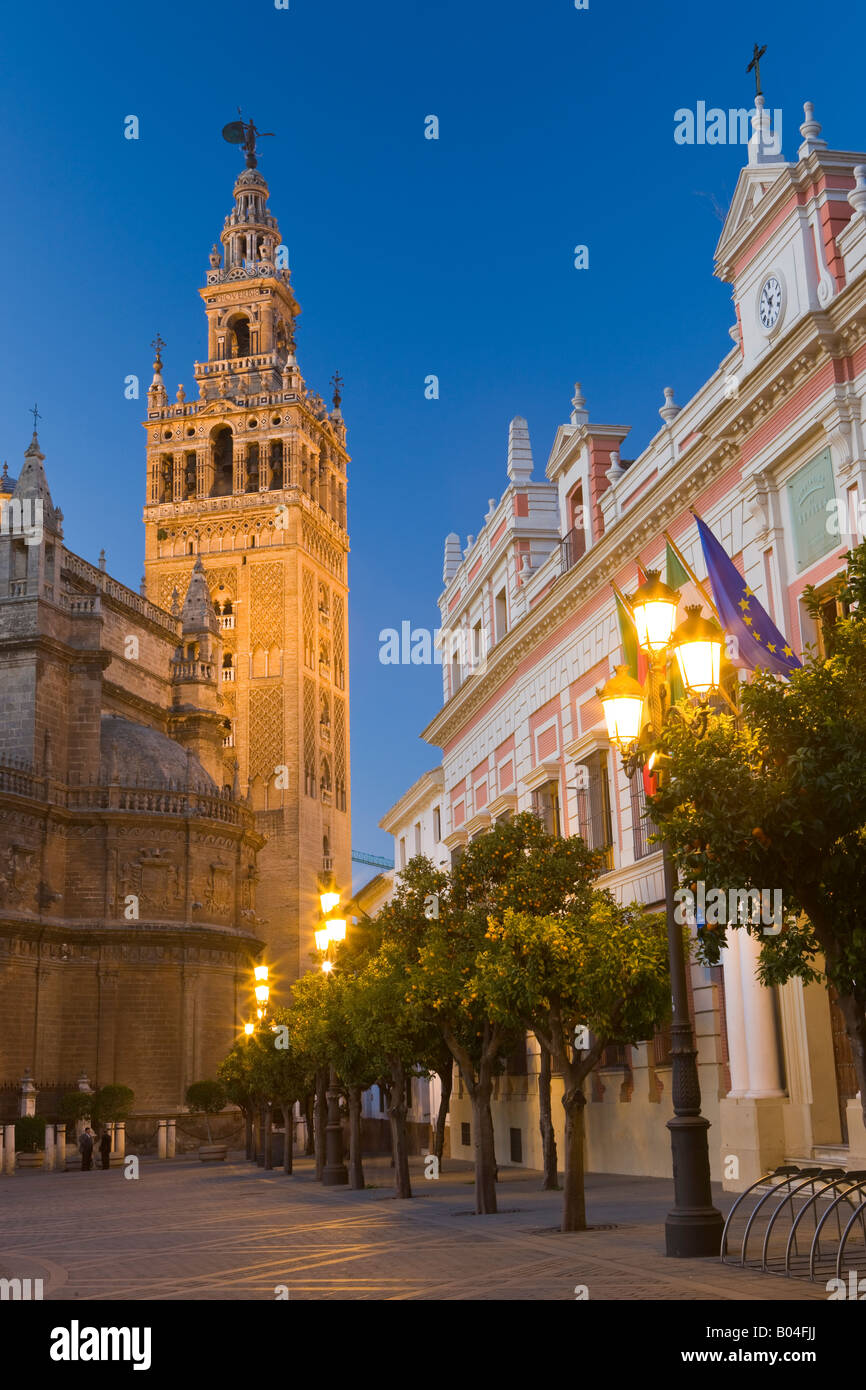 Kathedrale von Sevilla und La Giralda (Bell Tower/Minarett), ein UNESCO-Weltkulturerbe, gesehen vom Plaza del Triunfo in der Abenddämmerung Stockfoto