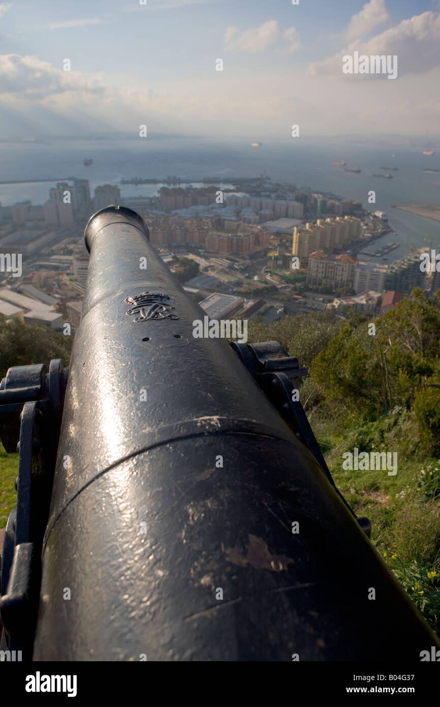 Kanone Gun auf dem Felsen mit Blick auf die Stadt und Hafen von Gibraltar (britische Kronkolonie), England, Vereinigtes Königreich Stockfoto