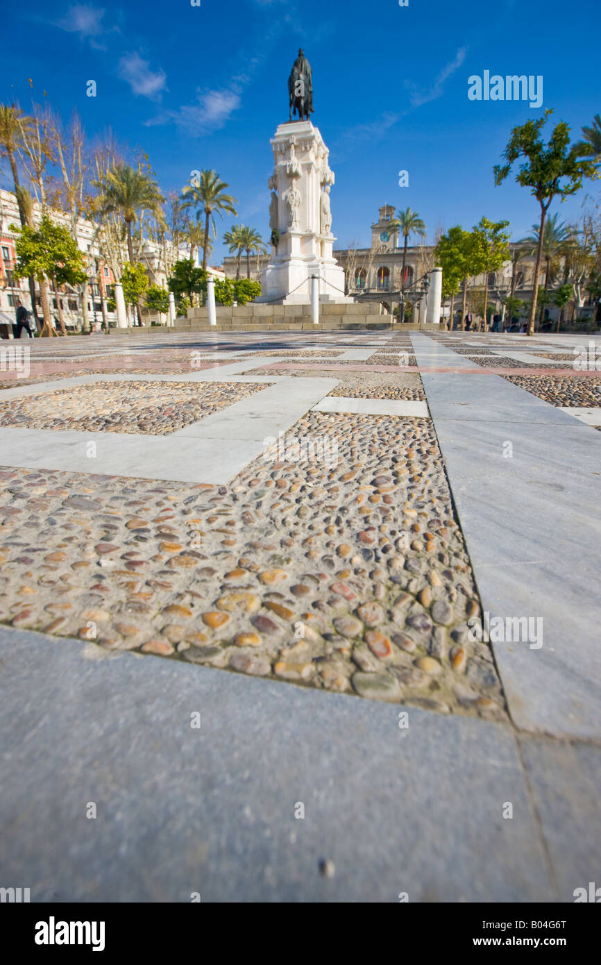 Pflaster und die Reiterstatue von Rey San Fernando im Plaza Nueva, El Arenal Bezirk, Stadt von Sevilla, Provinz Sevilla Stockfoto