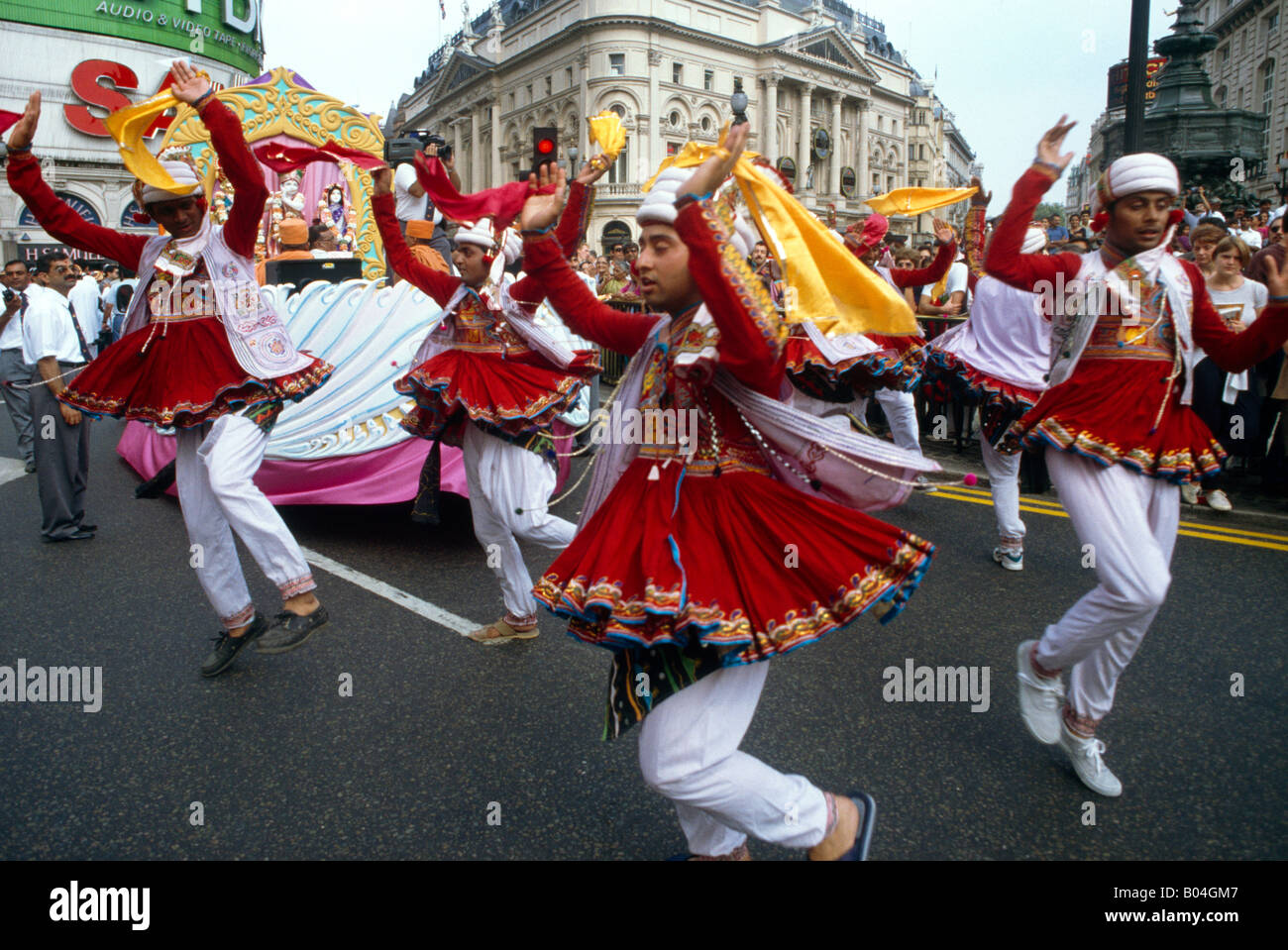 Hindu-Parade London Menschen tanzen Stockfoto