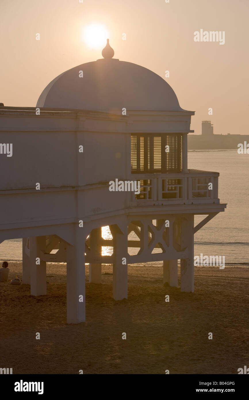 Gewölbte weiße Pavillon Gebäude, die Häuser Historias Bajo el Mar entlang der Playa De La Caleta (Strand) in der Stadt Cadiz Stockfoto