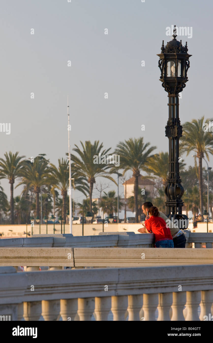 Paar den Sonnenuntergang über Playa De La Caleta (Strand) in der Stadt Cadiz, Provinz Cádiz, Costa De La Luz, Andalusien Stockfoto