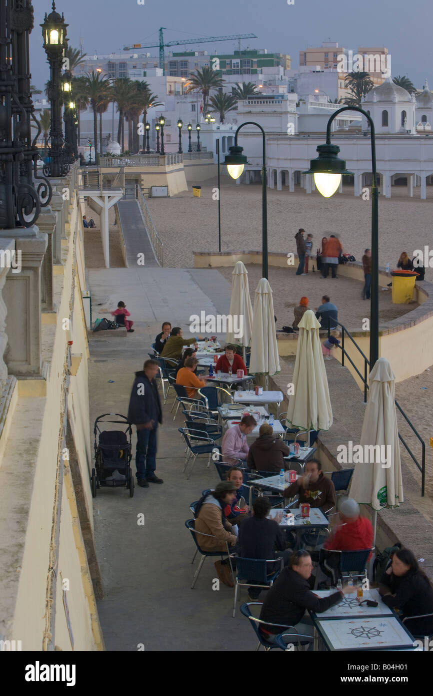 Café im Freien entlang der Playa De La Caleta (Strand) nach Sonnenuntergang in der Stadt Cadiz, Provinz Cádiz, Costa De La Luz, Andalusien Stockfoto
