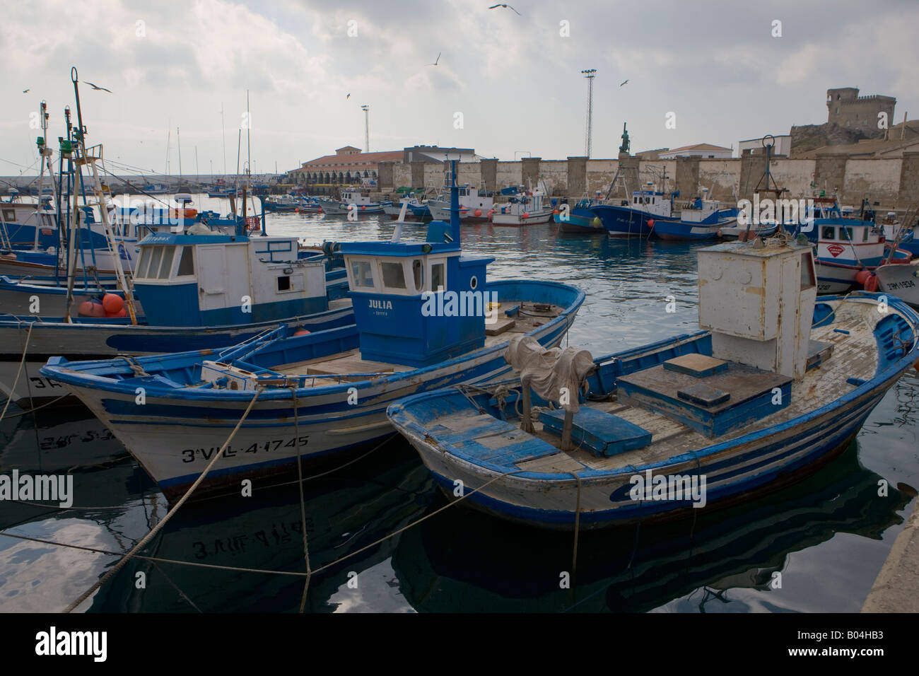 Angeln-Bootshafen in der Stadt Tarifa, Costa De La Luz, Provinz Cadiz, Straße von Gibraltar, Andalusien (Andalusien). Stockfoto