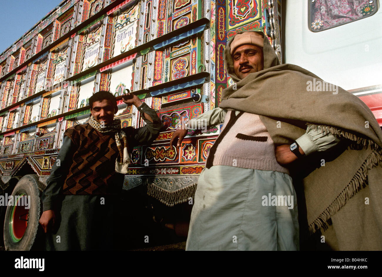 Pakistan Transport zwei Männer auf der geschmückten LKW auf Grand Trunk Road Stockfoto