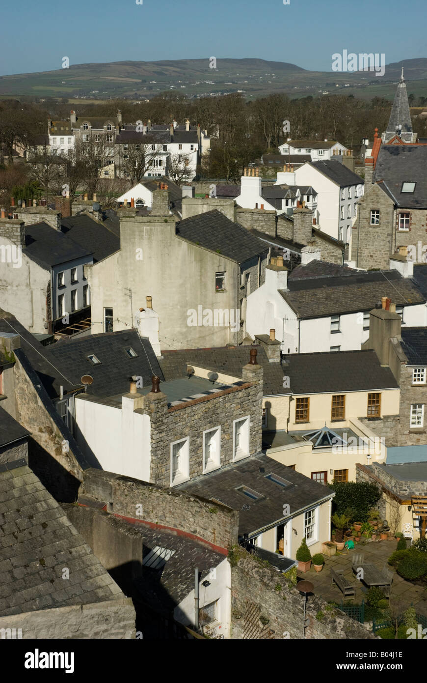 Wirrwarr aus alten Häusern in Castletown vom Burgturm aus gesehen Stockfoto