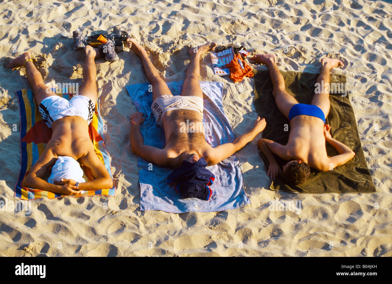 Galizien Spanien Sanxenxo Jungs im Teenageralter Verlegung am Strand Stockfoto