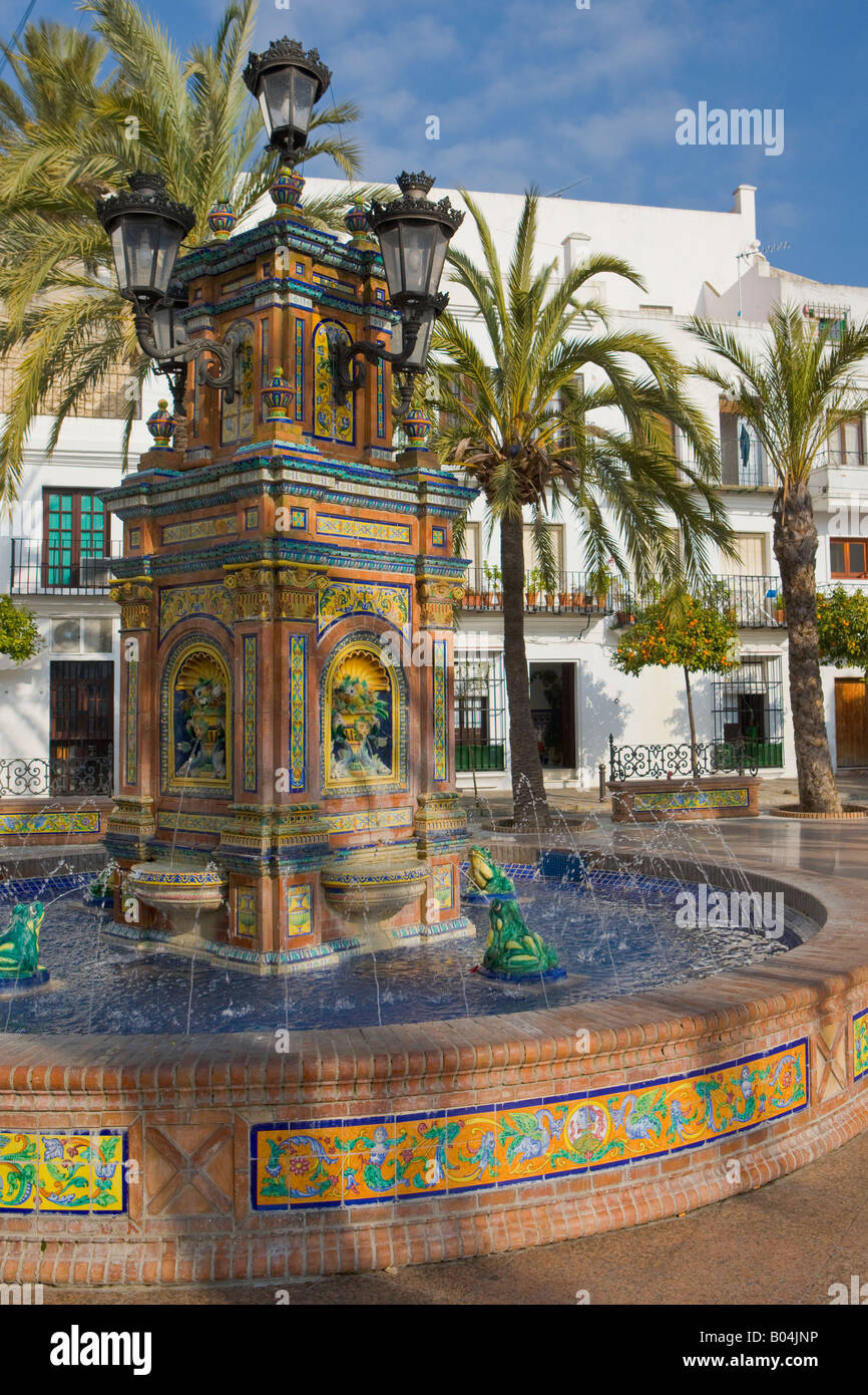 Keramische Fliesen-Wasser-Funktion in der Plaza de Espana, Vejer De La Frontera, Costa De La Luz, Provinz Cádiz, Andalusien Stockfoto
