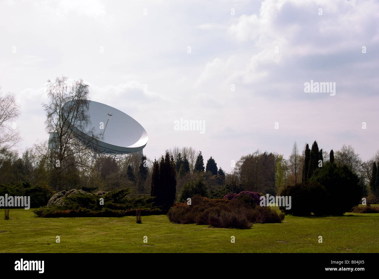 Jodrell Bank, Macclesfield, zeigt das Radioteleskop und Arboretum. Stockfoto