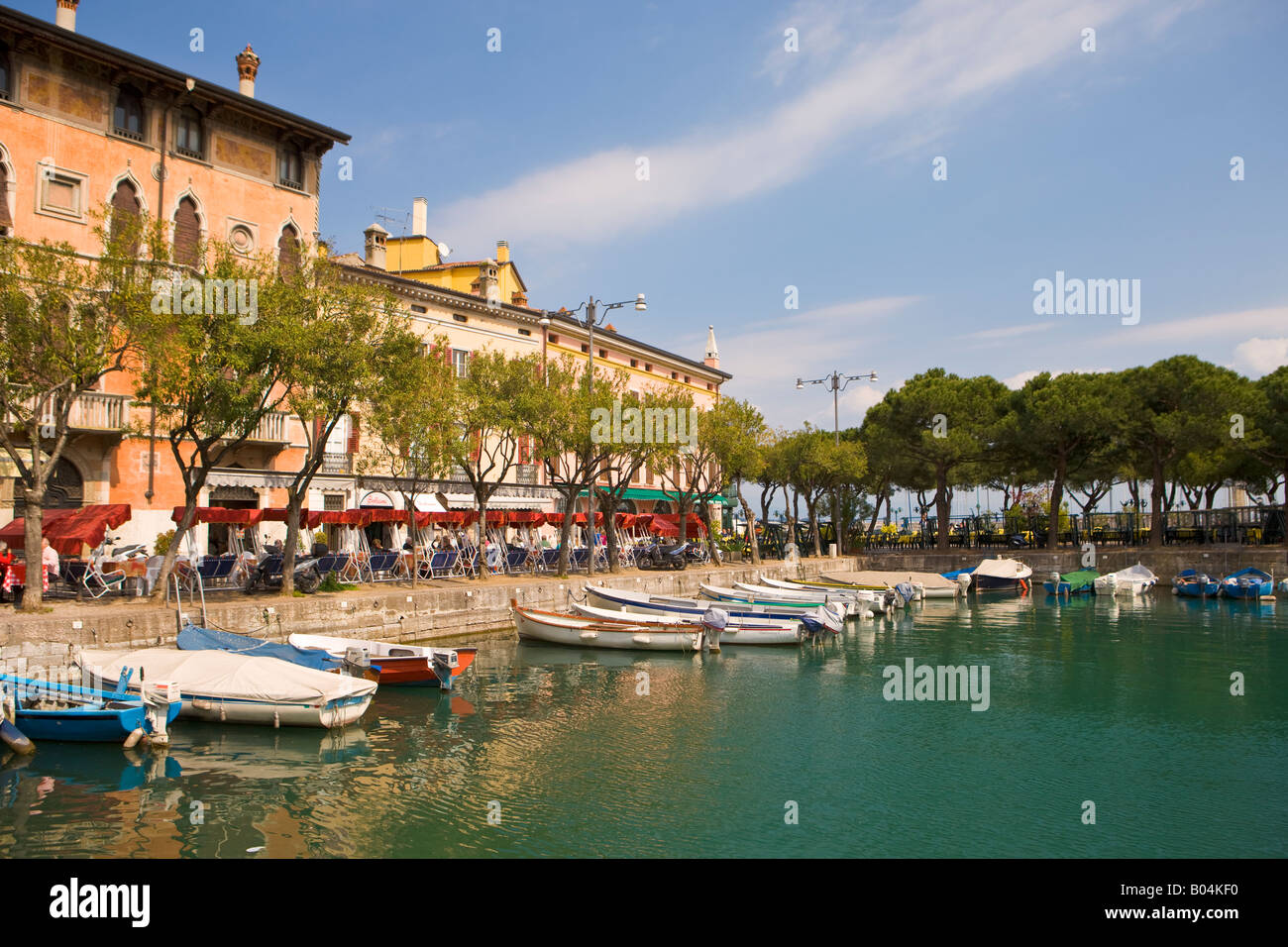 Bootshafen und Cafés entlang des Gardasees in der Stadt von Desenzano del Garda, Provinz Brescia, Region Lombardei Stockfoto