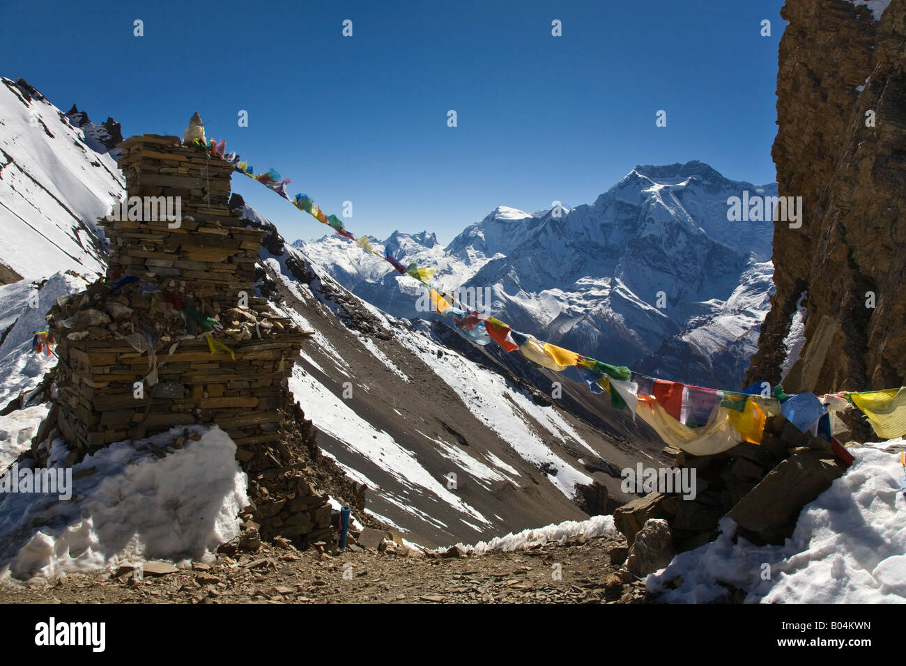 Stein-TSCHÖRTEN und drei ANNAPURNA 7553 Meter aus dem KANG LA PASS auf der NAR PHU TREK ANNAPURNA CONSERVATION AREA Stockfoto