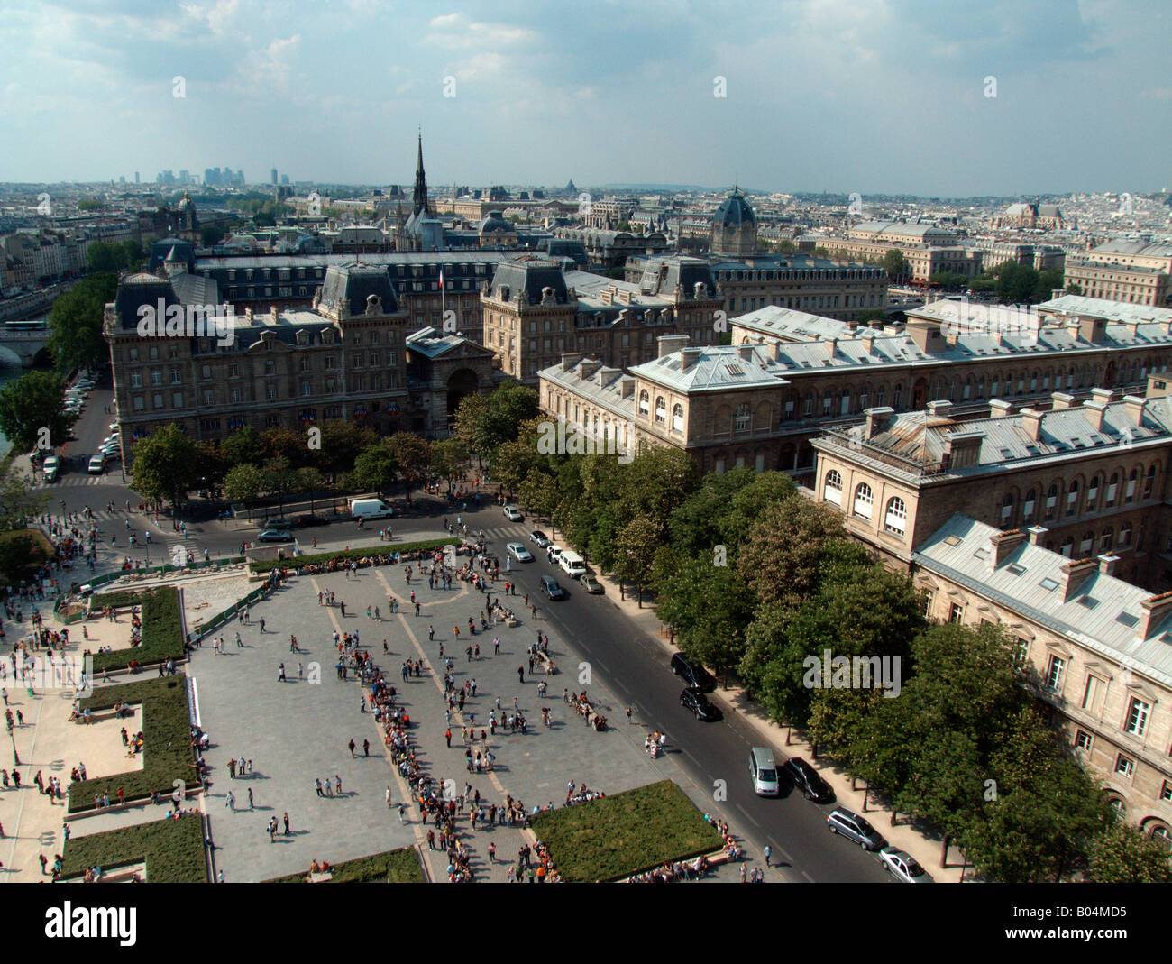 Place du Parvis Notre Dame aus der Galerie des Chimères an der Kathedrale Notre Dame de Paris zu sehen. Paris. Frankreich Stockfoto