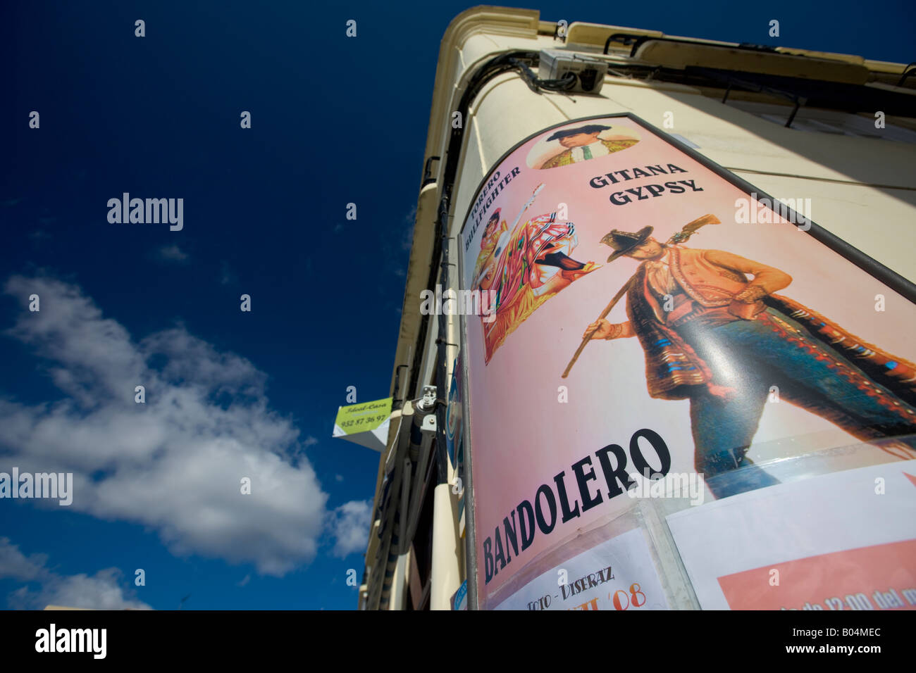 Plakat/Zeichen an einer Straßenecke im Stadtteil El Mercadillo (Neustadt) der Costa Del Sol, Provinz Malaga, Ronda, Andalusien Stockfoto