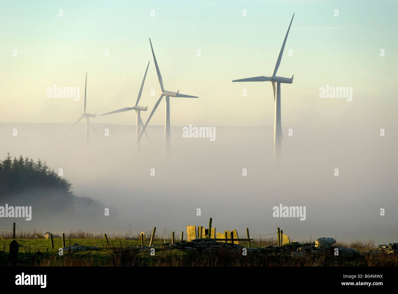 Windpark entstehende Morgennebel an der Causeymire, Caithness, Schottland, Großbritannien Stockfoto