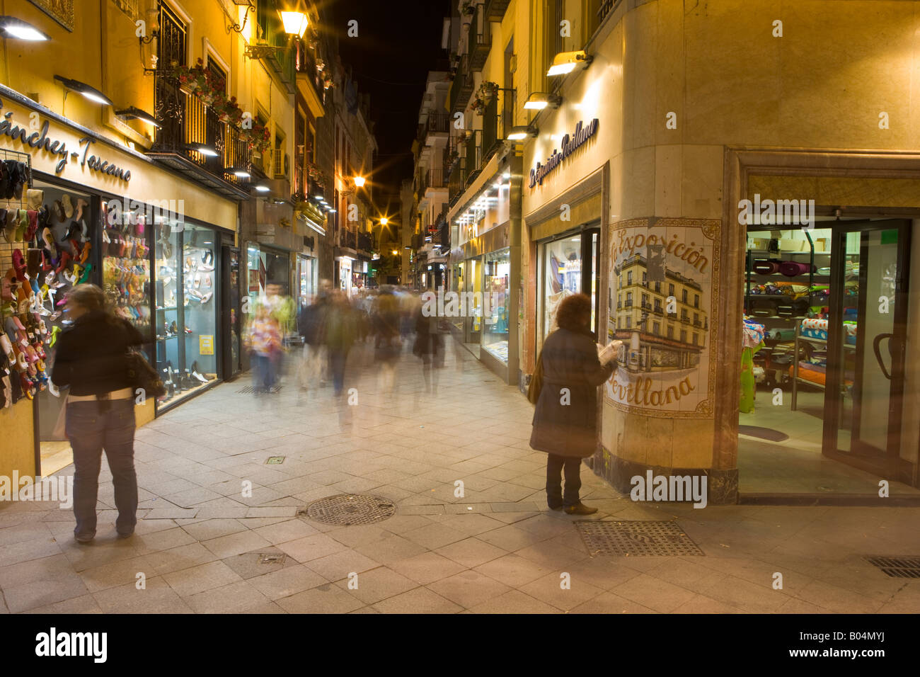 Belebten Einkaufs- und Straßenszene in der Calle Sierpes Gegend im Stadtteil El Arenal, Stadt von Sevilla, Provinz Sevilla Stockfoto