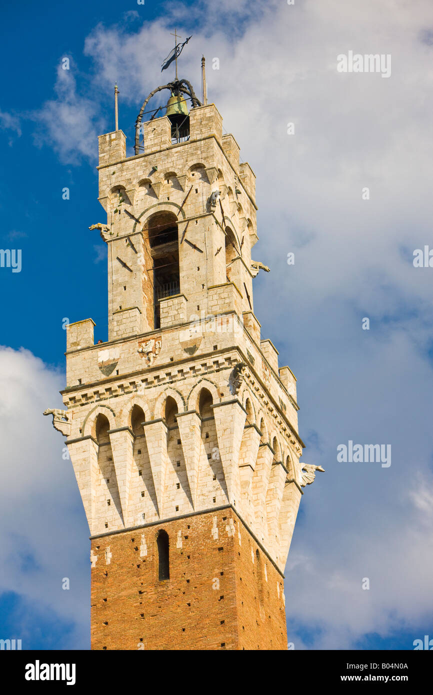 Torre del Mangia (Turm), Teil des Palazzo Pubblico (Rathaus) in Piazza del Campo in der Stadt Siena Stockfoto