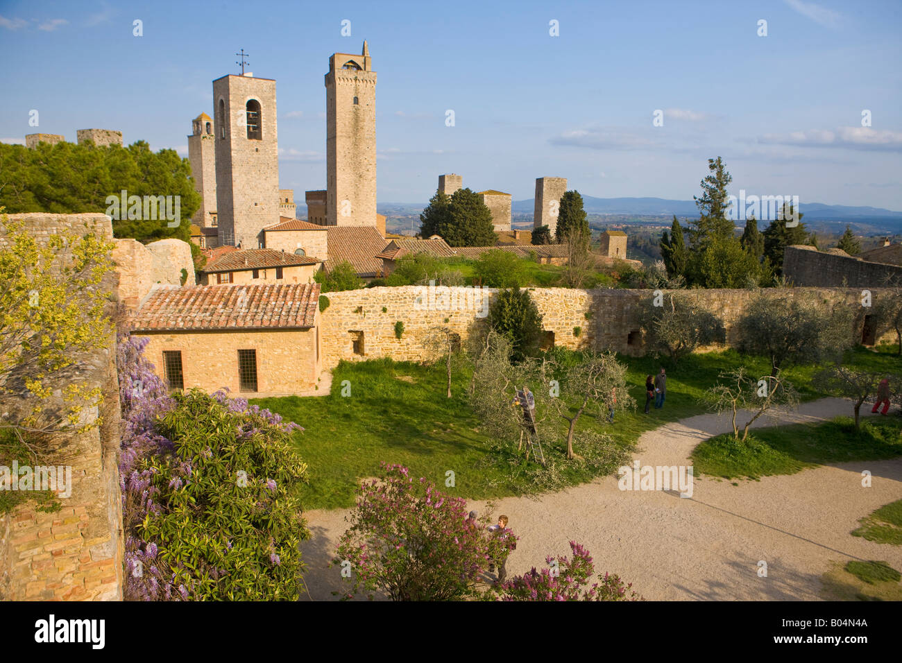 Blick von den Mauern der Türme in der historischen Altstadt von San Gimignano, ein UNESCO-Weltkulturerbe, bei Sonnenuntergang Stockfoto