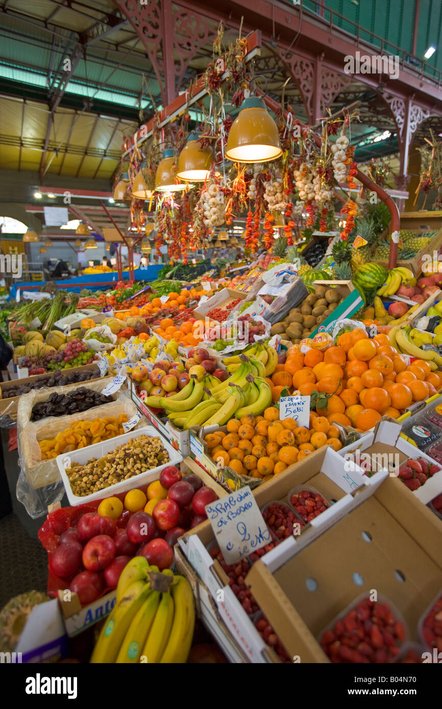 Obst- und Gemüsemarkt stall im Mercato Centrale (zentrale Märkte) in Florenz, ein UNESCO-Weltkulturerbe Stockfoto