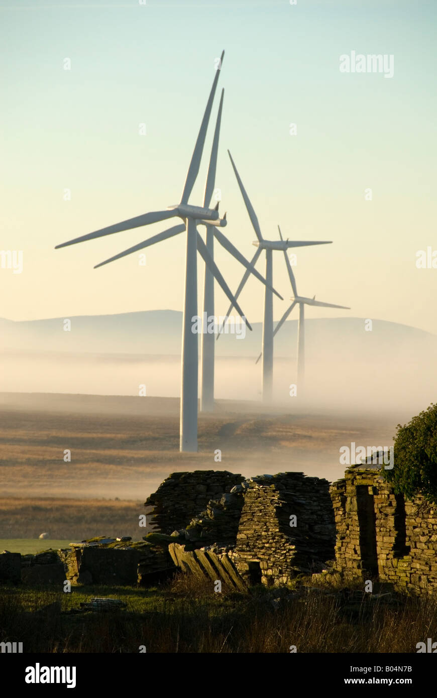 Windpark entstehende Morgennebel an der Causeymire, Caithness, Schottland, Großbritannien Stockfoto