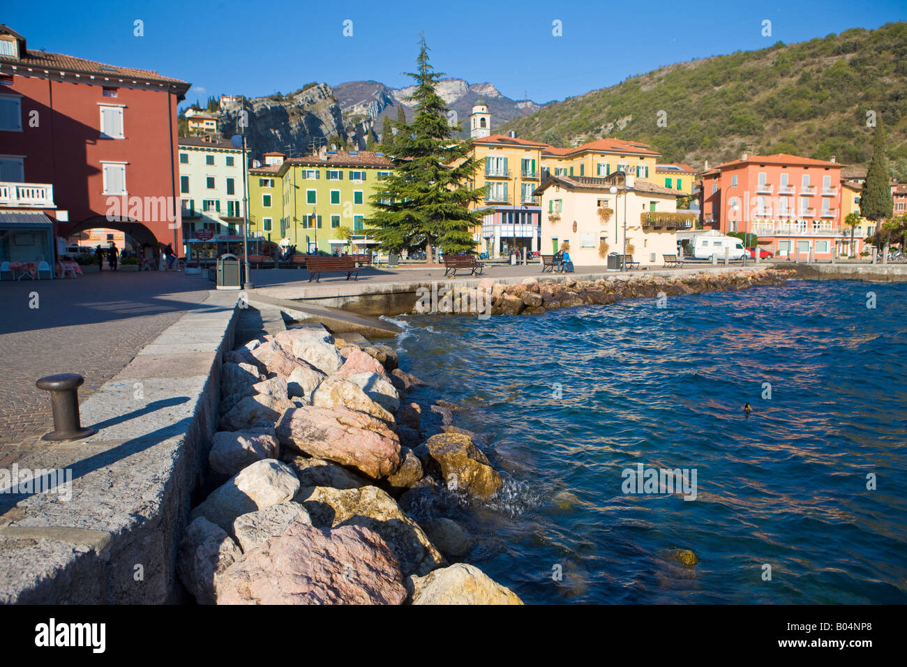 Gardasee-Ufer im Ort Torbole, Provinz Trient, Region Trentino-Alto Adige, Italien, Europa. Stockfoto