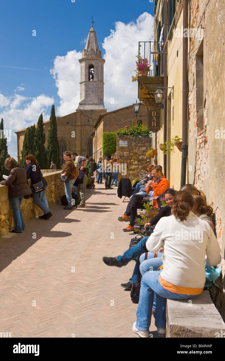 Der Glockenturm des Duomo (Kathedrale) in der historischen Altstadt von Pienza, ein UNESCO-Weltkulturerbe Stockfoto