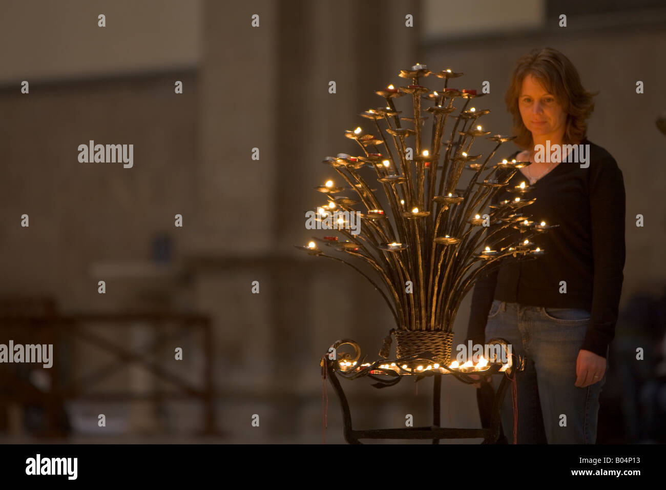 Frau an einem Baum Kerzen im Inneren der Florenz Duomo (Kathedrale), Florenz, ein UNESCO-Weltkulturerbe Stockfoto