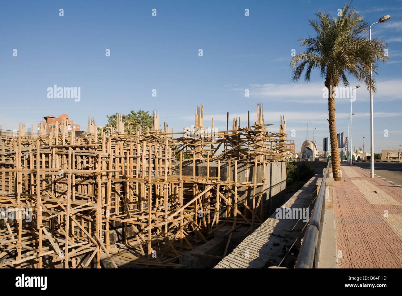 Moderne Bauarbeiten in Assuan mit traditionellen hölzernen Gerüste. Ägypten Stockfoto