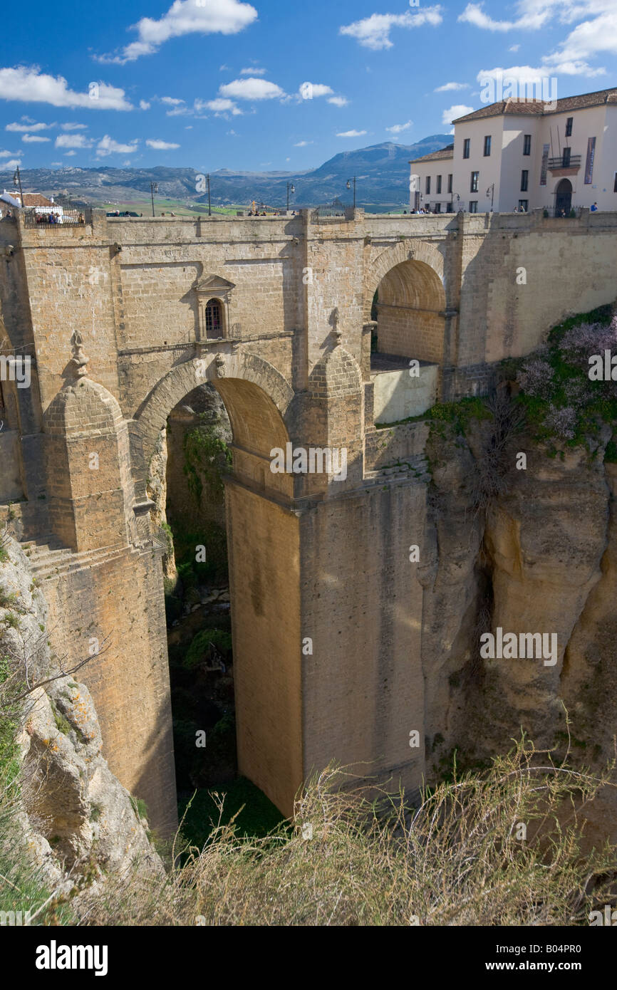 Puente Nuevo (neue Brücke) über die El Tajo Schlucht und Rio Guadalevin (Fluss) in der Stadt Ronda, Costa Del Sol Stockfoto