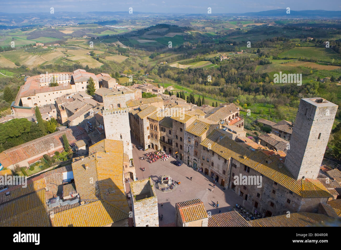 Piazza della Cisterna gesehen von Torre Grossa (Tower) in der historischen alten Stadt Bezirk San Gimignano, ein UNESCO Stockfoto