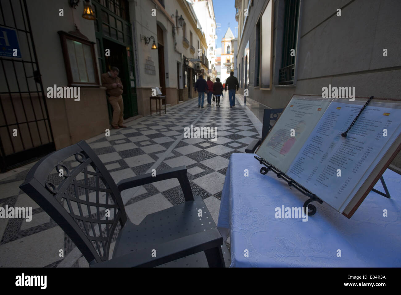 Cafe Menü und Tisch entlang Calle Pedro Romero in der El Mercadillo Bezirk von Ronda, Costa Del Sol, Provinz Malaga Stockfoto