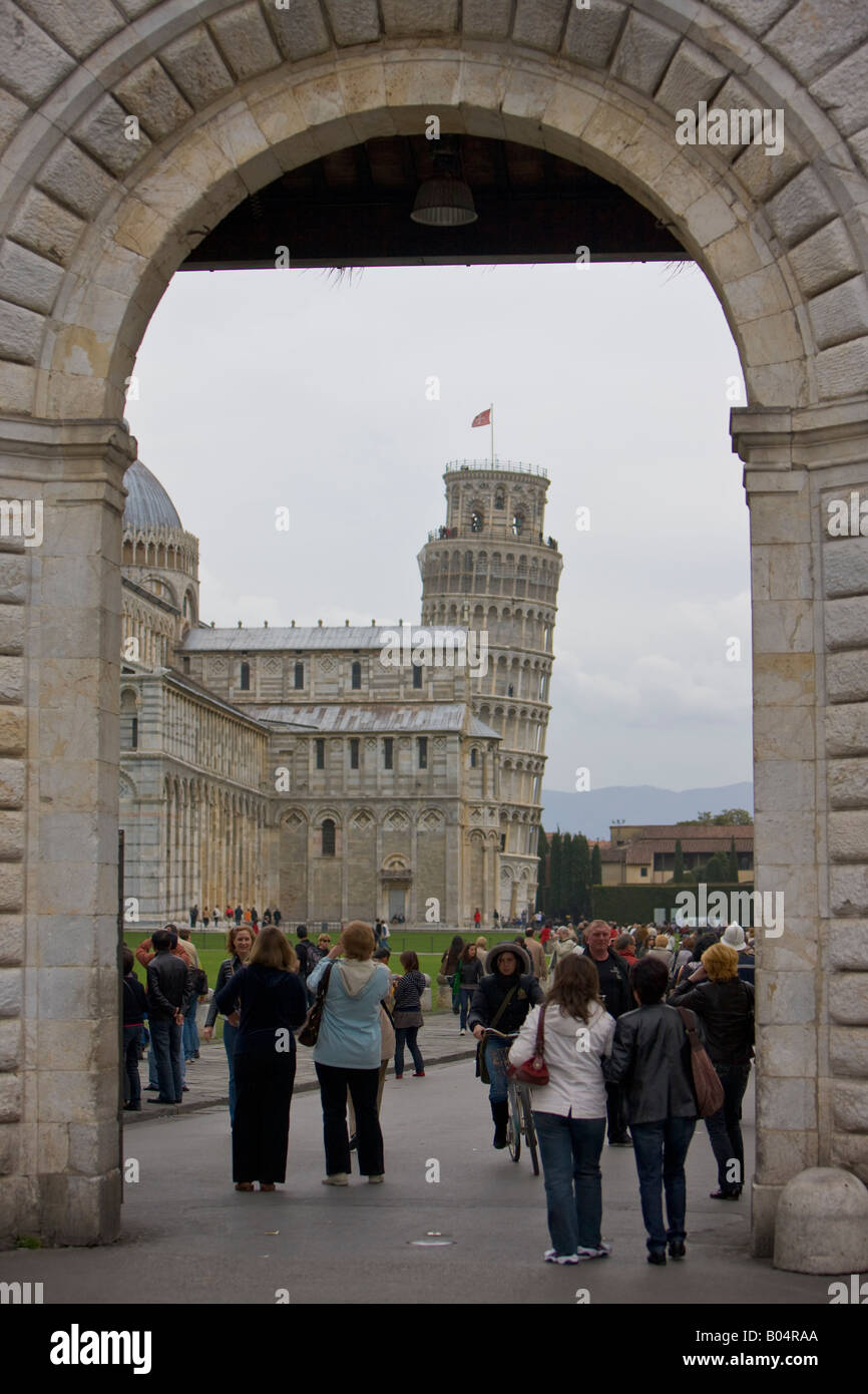 Der schiefe Turm von Pisa und Duomo (Kathedrale) von dem Eingang Torbogen von der Piazza del Duomo (Campo dei Miracoli) gesehen Stockfoto