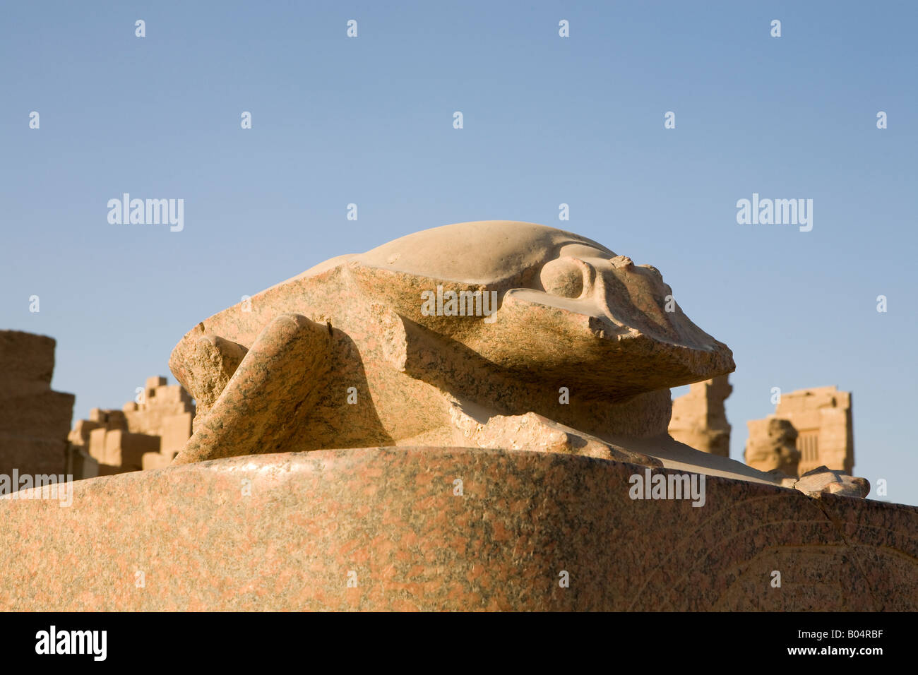 Riesige Skarabäus im Karnak Tempel, Luxor, Ägypten Stockfoto