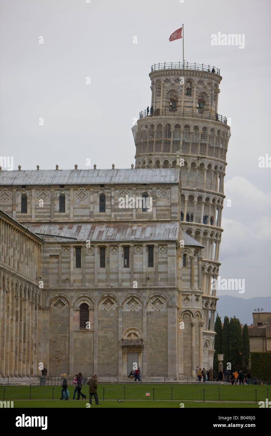 Der berühmte Schiefe Turm von Pisa und der Pisa-Dom in Piazza del Duomo (Campo dei Miracoli), ein UNESCO-Weltkulturerbe Stockfoto