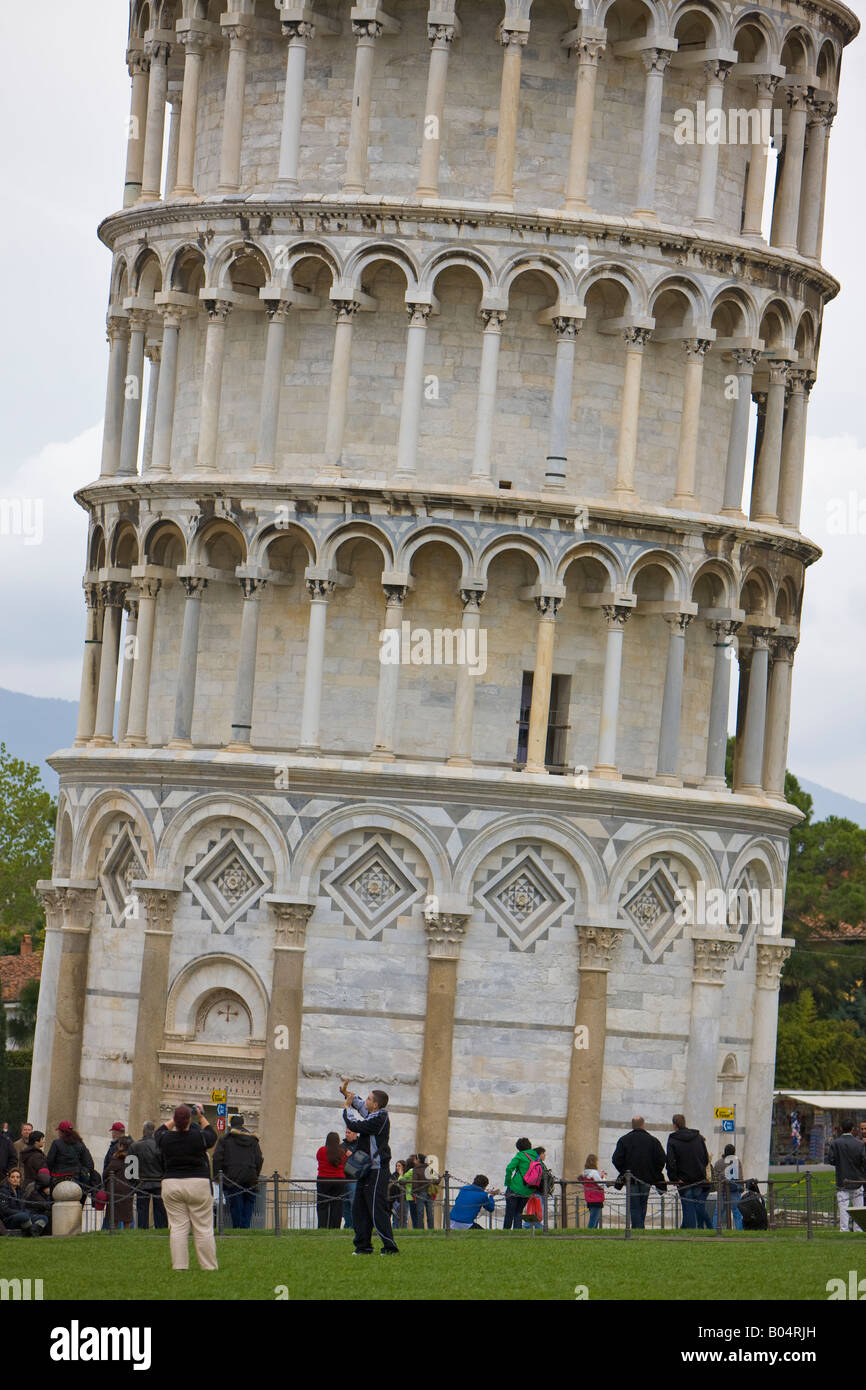 Die berühmten Schiefen Turm von Pisa in Piazza del Duomo (Campo dei Miracoli), ein UNESCO-Weltkulturerbe, die Stadt Pisa Stockfoto