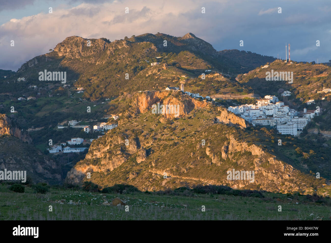 Weißes Dorf (Pueblo Blanco) von Casares, Costa Del Sol, Provinz Malaga, Andalusien (Andalusien), Spanien, Europa. Stockfoto