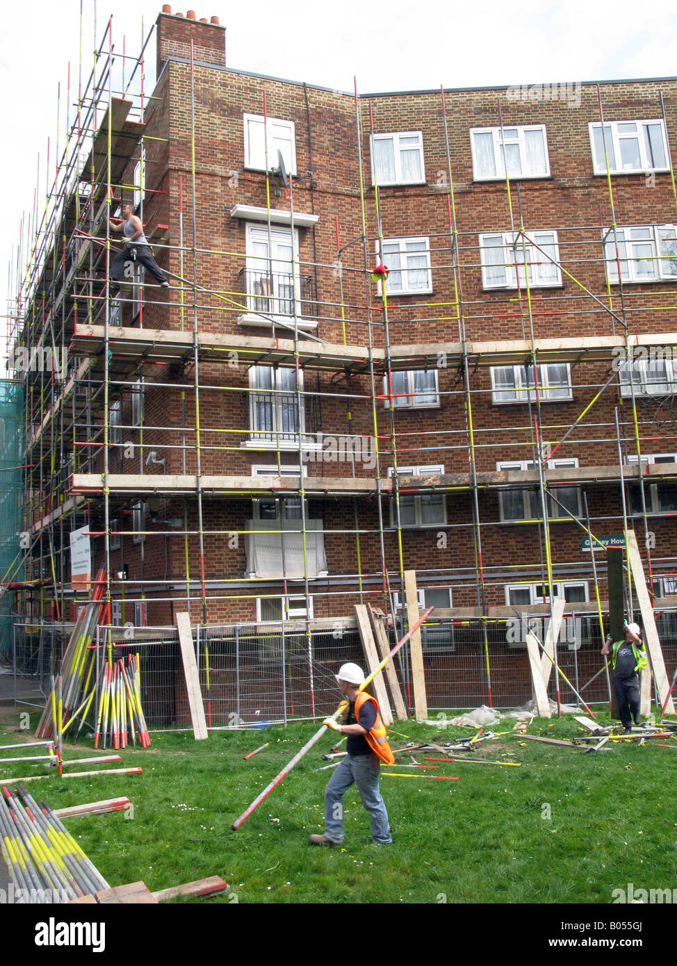 Östlichen europäischen Wanderarbeitnehmer Sanierung einer Wohnanlage für den Verkauf in Hackney, East London Foto © Julio Etchart Stockfoto