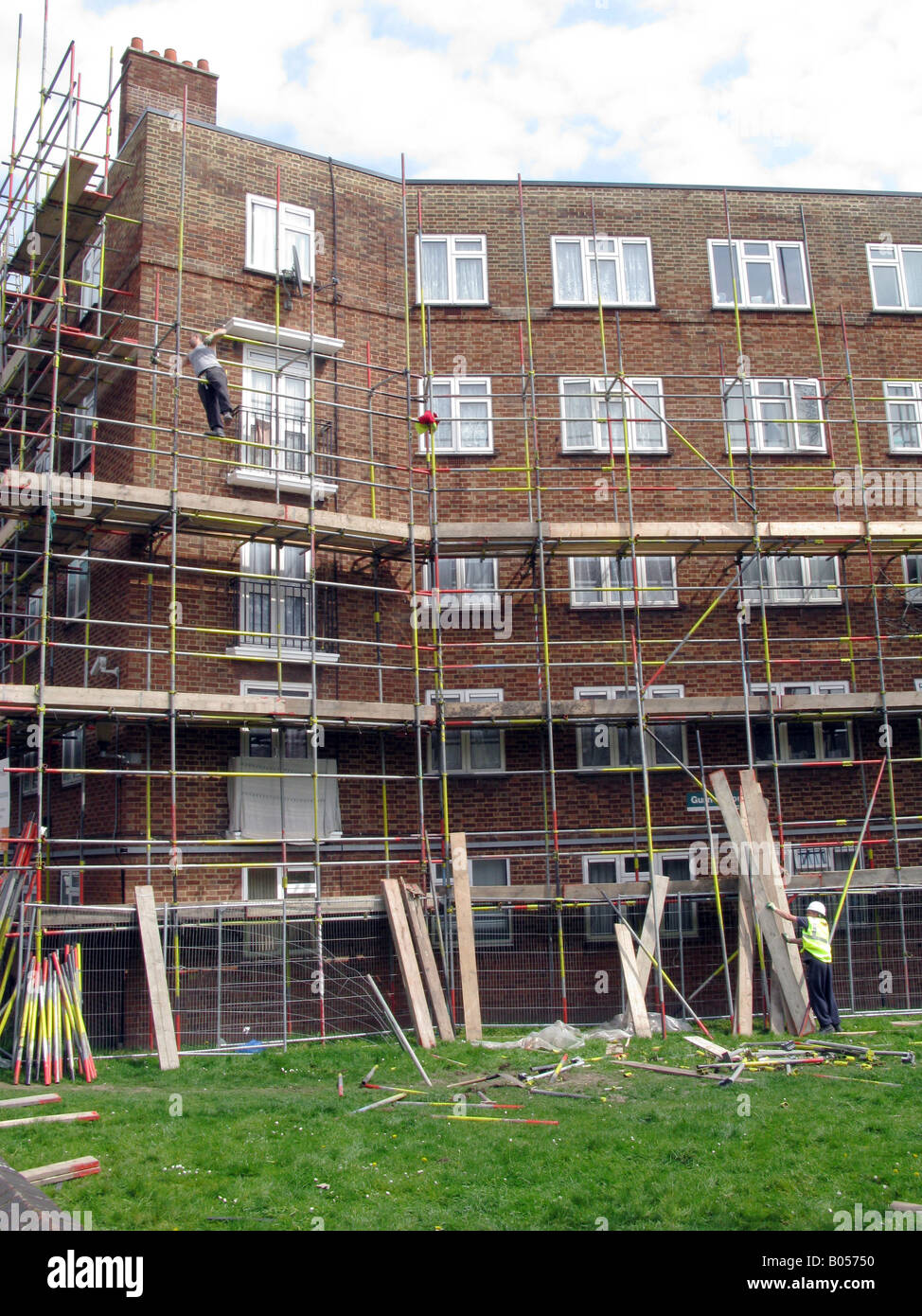 Östlichen europäischen Wanderarbeitnehmer Sanierung einer Wohnanlage für den Verkauf in Hackney, East London Foto © Julio Etchart Stockfoto