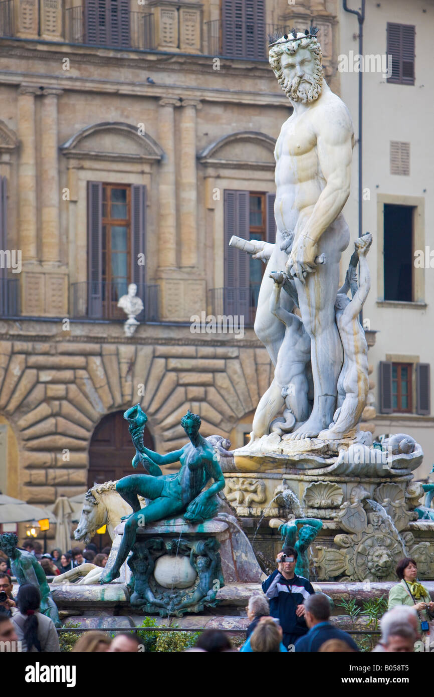 Brunnen mit einer Statue des römischen Meeresgottes Neptun in Piazza della Signoria, Florenz, ein UNESCO-Weltkulturerbe Stockfoto