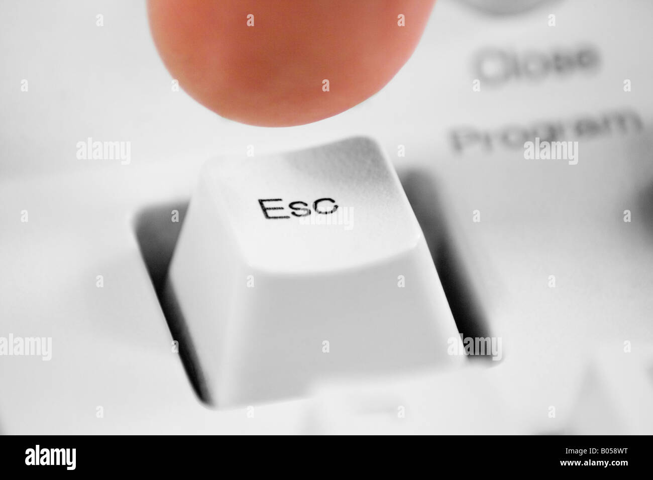 Ein Finger Drücken der esc-Taste Stockfoto