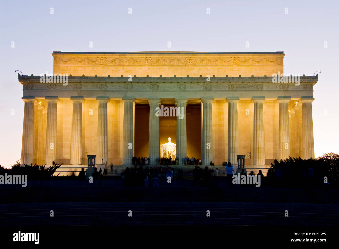 Lincoln Memorial at Dusk Washington DC // WASHINGTON DC – das Lincoln Memorial wird nachts in der Hauptstadt des Landes beleuchtet. Das neoklassizistische Denkmal, das vom Architekten Henry Bacon entworfen und 1922 fertiggestellt wurde, beherbergt Daniel Chester French die 5,8 Meter hohe Marmorstatue von Abraham Lincoln. Das Denkmal befindet sich am westlichen Ende der National Mall und ist eines der meistbesuchten Denkmäler in Washington DC. Das Gebäude verfügt über 36 dorische Säulen, die die bundesstaaten der Union zum Zeitpunkt von Lincolns Tod repräsentieren. Das Lincoln Memorial war Schauplatz zahlreicher historischer Ereignisse Stockfoto