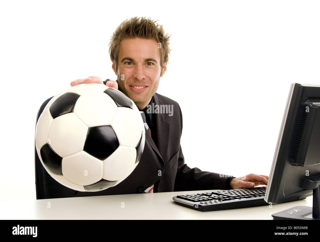 Geschäftsmann mit Fußball im Büro Stockfoto