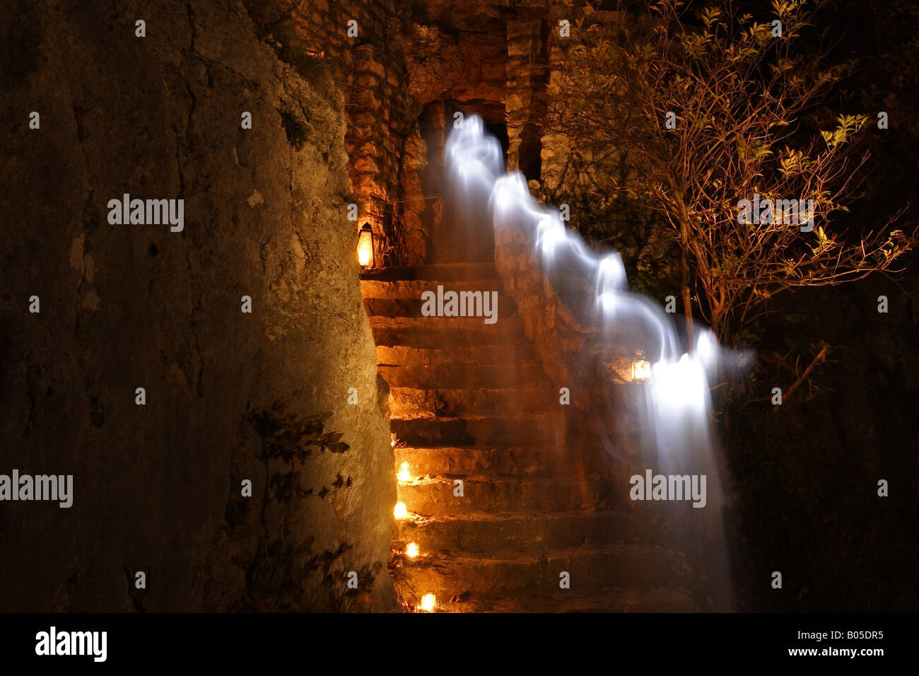 auf der Suche nach Geistern in die Ruine der Burg Reussenstein, Deutschland, Baden-Württemberg Stockfoto