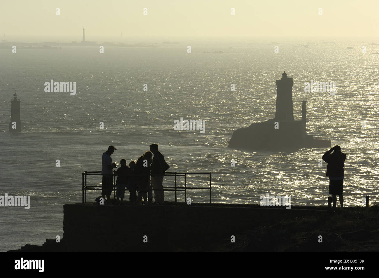 Menschen auf der Aussichtsplattform; Leuchtturm der Pointe du Raz, Frankreich, Bretagne, Finistere Stockfoto