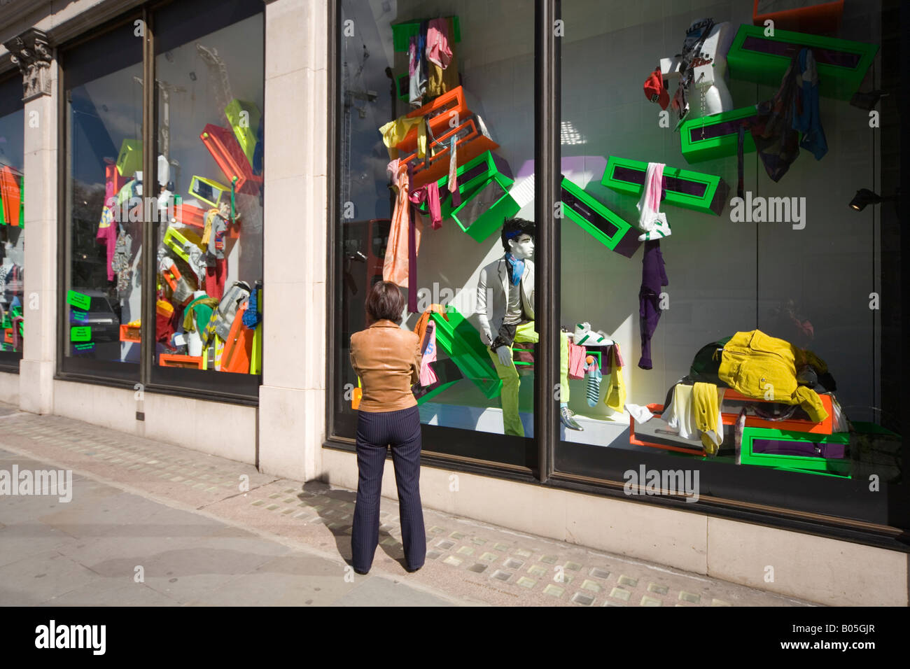Frau Uhren bunte Fenster Harvey Nichols Shop oberen Sloane Street Knightsbridge London anzeigen Stockfoto